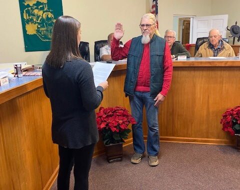 NEW Mayor Joe Thomas sworn into office!